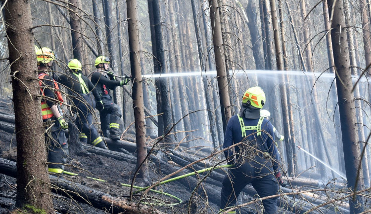 Hasiči v noci našli několik skrytých ohnisek na místě lesního požáru u Bublavy