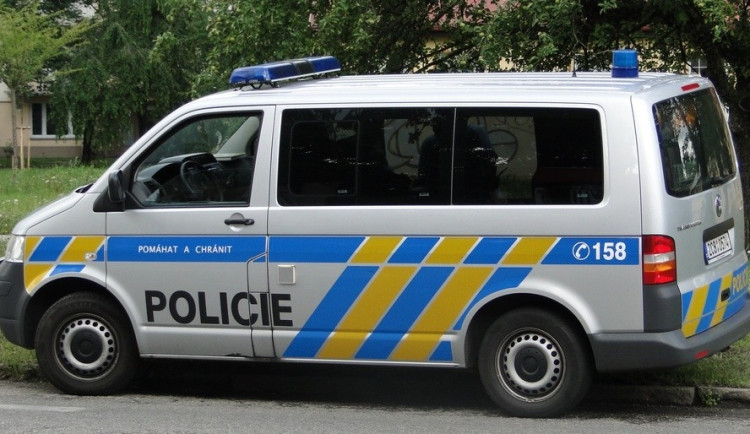 Nezvládl jízdu na elektrokoloběžce a na přechodu havaroval. Policistům nadýchal skoro tři promile