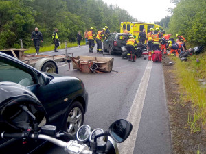 Při nehodě tří motorek a auta zemřel motorkář, další dva jsou těžce zranění
