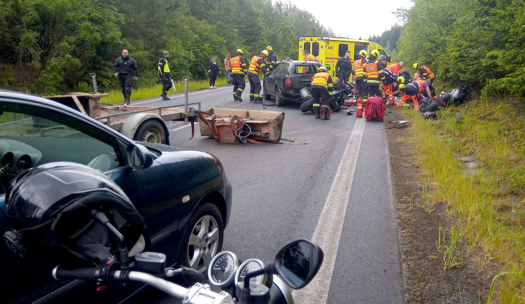 Při nehodě tří motorek a auta zemřel motorkář, další dva jsou těžce zranění