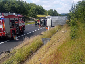 Nehoda uzavřela D6 na Sokolovsku na několik hodin, srazila se dvě nákladní auta