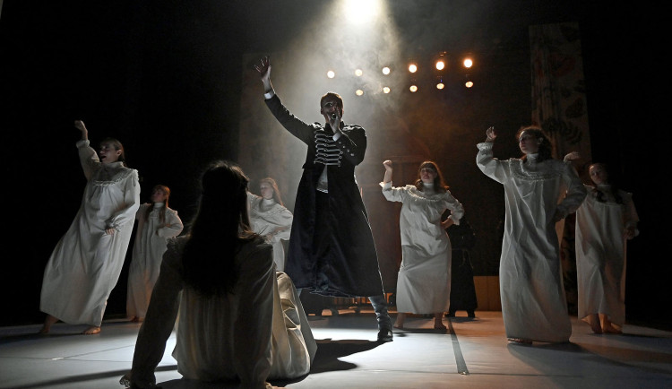 Chebské divadlo uvede adaptaci Nezvalovy Valérie a týdne divů