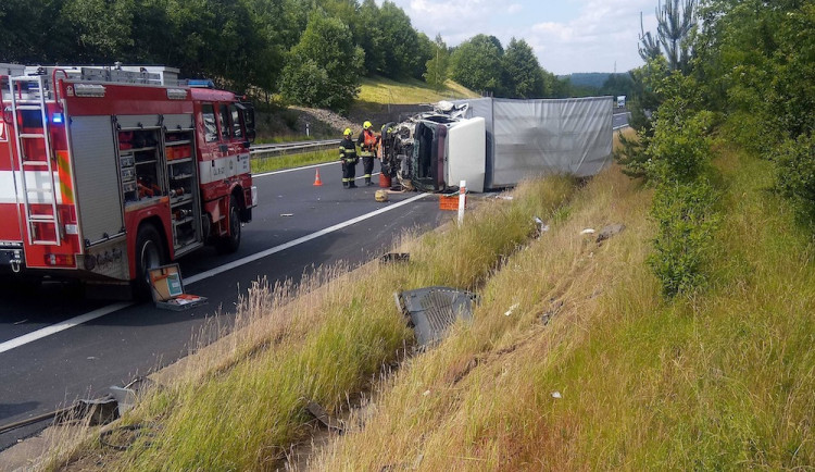 Nehoda uzavřela D6 na Sokolovsku na několik hodin, srazila se dvě nákladní auta