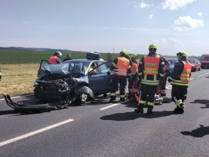 Nehoda dvou aut uzavřela silnici I/6 ve směru z Karlových Varů na Prahu