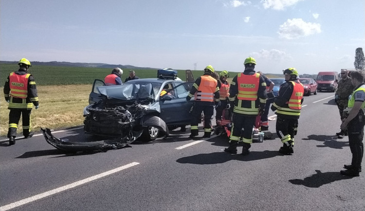 Nehoda dvou aut uzavřela silnici I/6 ve směru z Karlových Varů na Prahu