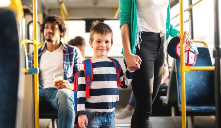 Bezpečnostní pásy by měly být podmínkou školního výletu autobusem. Praxe bývá jiná