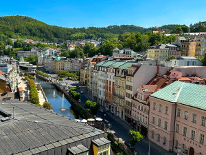V Karlových Varech začaly přípravy na filmový festival, ubytování bude letos dražší