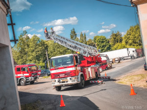 Hasiči zachraňovali z komína v Teplé dvě osiřelá čapí mláďata, bez pomoci by uhynula