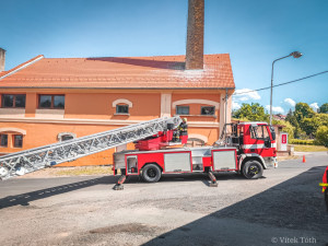 Hasiči zachraňovali z komína v Teplé dvě osiřelá čapí mláďata, bez pomoci by uhynula