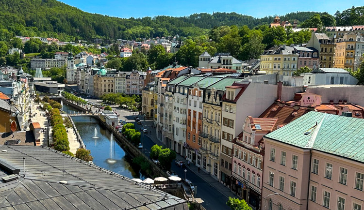 V Karlových Varech začaly přípravy na filmový festival, ubytování bude letos dražší