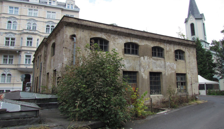 Na opravu rašelinového pavilonu v Karlových Varech chybí peníze, zakryla ho plachta