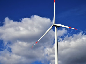 Česko ve srovnání s Evropou zaostalo v rozvoji větrných elektráren, uvedl ministr Síkela při návštěvě Karlovarska