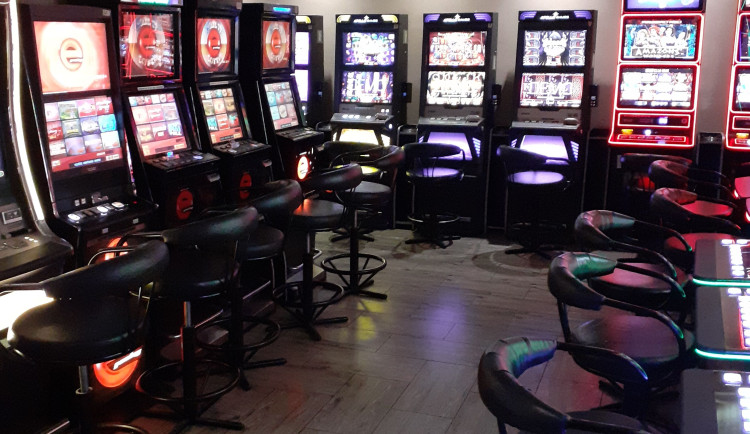 Celníci si došlápli na provozovatele hazardu. Za porušení zákona jim hrozí až milionové pokuty