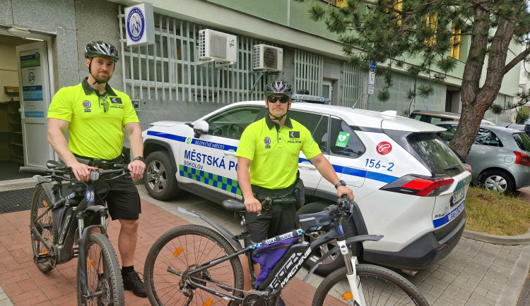 Po Sokolově jezdí cyklohlídky. Dohlédnou na cyklisty i psy, kteří chodí na volno