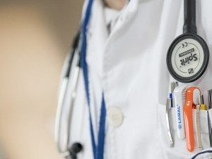 Ostrovu na Karlovarsku se daří získávat nové lékaře zřejmě díky různým benefitům