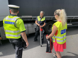 Policisté kontrolovali náklaďáky a autobusy. Nejčastějším přestupkem byl nevyhovující technický stav