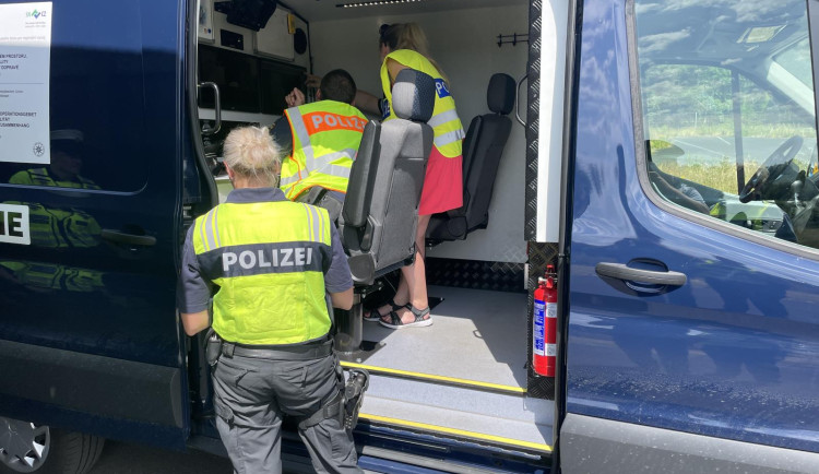 Policisté kontrolovali náklaďáky a autobusy. Nejčastějším přestupkem byl nevyhovující technický stav