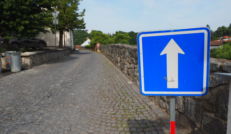 V Táboře vznikla nová jednosměrka. Město se tím snaží zklidnit dopravu a zamezit nehodám