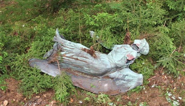 Takto našli policisté v červnu 2021 ukradenou a poškozenou sochu Anděla smrti