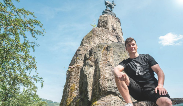 Hokejista Jiskra prodloužil smlouvu v Karlových Varech, klub ho podpoří ve studiu