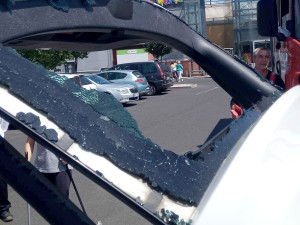 Před karlovarským obchoďákem vymlátili sklo auta, aby vysbodili dítě