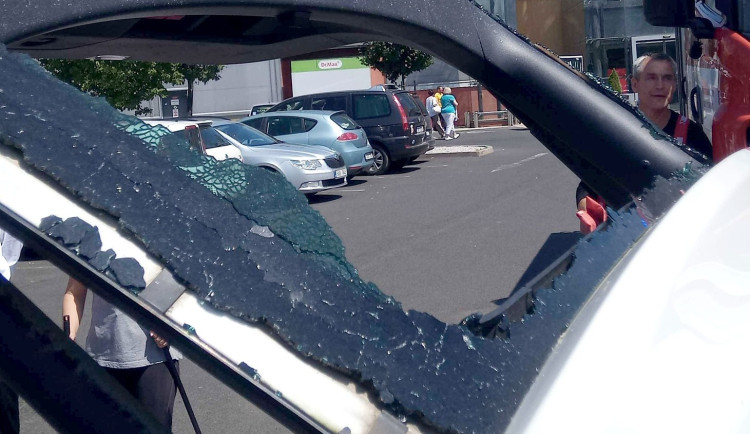 Před karlovarským obchoďákem vymlátili sklo auta, aby vysbodili dítě