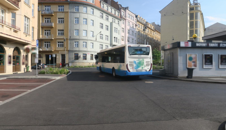 Ženu srazil autobus, vážným zraněním na místě podlehla