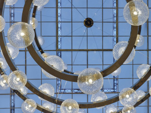 Na hosty festivalu září v karlovarském hotelu desítky skleněných bublinek