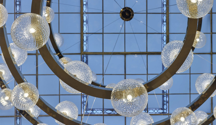 Na hosty festivalu září v karlovarském hotelu desítky skleněných bublinek