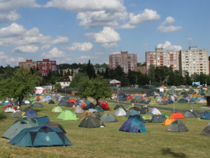 Ubytování ve stanovém městečku využily na festivalu ve Varech už stovky lidí