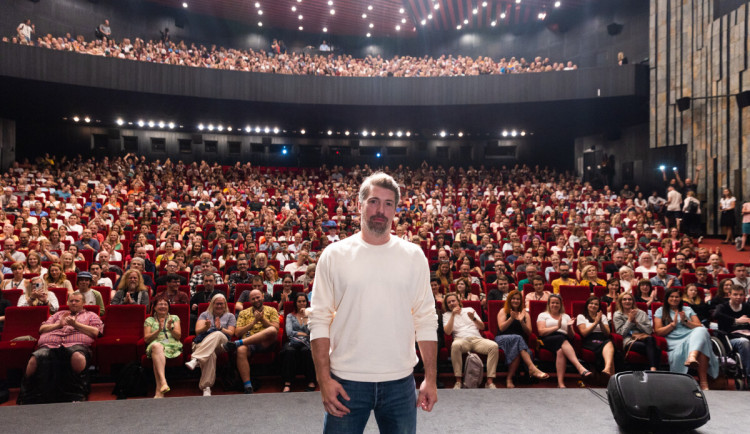 Francouzský režisér Thomas Cailley včera osobně na festivalu v Karlových Varech ve Velkém sále Thermalu uvedl svůj nový film Říše zvířat.