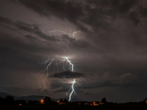 Západní Čechy zasáhnou v noci na středu silné bouřky s nárazy větru a intenzivním deštěm