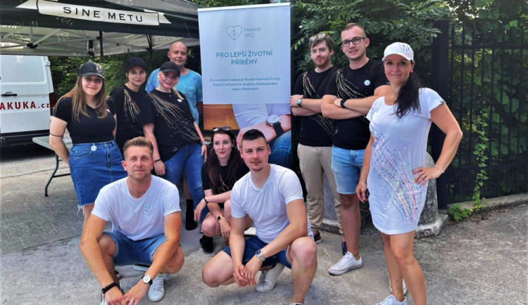 Doma se stará o dvě děti s vážnými zdravotními problémy, teď své zkušenosti uplatňuje jako ředitelka nadace pomáhající druhým