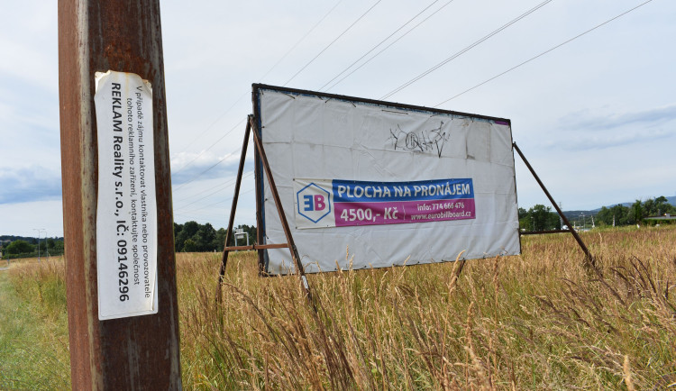 Vlastní billboardy, bydliště má na radnici. Jak fungují firmy, na které jsou úřady krátké?