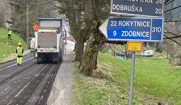 Práce na rekonstruované silnici na Šerlich probíhají podle plánu. Hotovy budou v říjnu