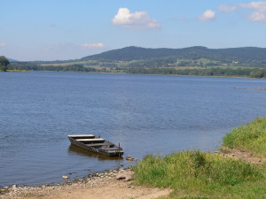 Ve Velkém rybníku u Hroznětína na Karlovarsku hygienici zakázali koupání