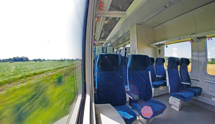 O víkendu vlakem? Nabalte si s sebou dostatek pití a jídla, horko může způsobit závadu na vozidlech