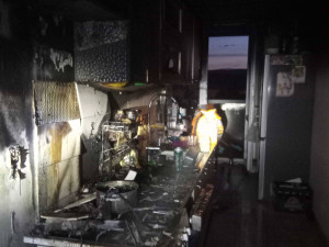 V Chodově hořel byt, policista přelezl balkon v osmém patře a muže zachránil