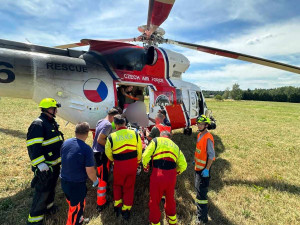 Muž na Chebsku spadl při česání třešní z pětimetrové výšky. Do nemocnice ho transportoval vrtulník