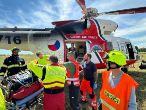 Muž na Chebsku spadl při česání třešní z pětimetrové výšky. Do nemocnice ho transportoval vrtulník