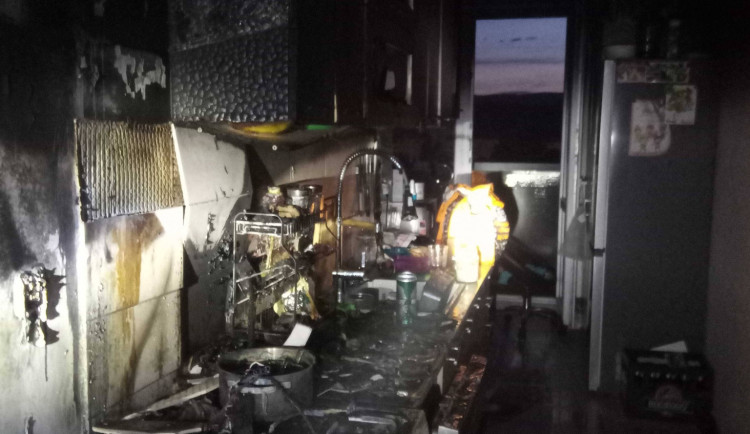 V Chodově hořel byt, policista přelezl balkon v osmém patře a muže