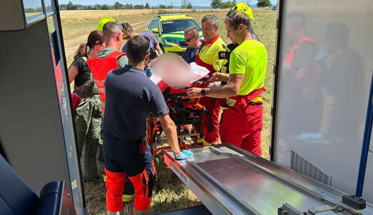 Muž na Chebsku spadl při česání třešní z pětimetrové výšky. Do nemocnice ho transportoval vrtulník