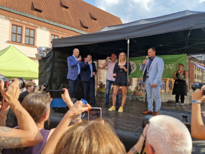 Wimbledonskou vítězku Vondroušovou přivítaly v rodném Sokolově stovky lidí