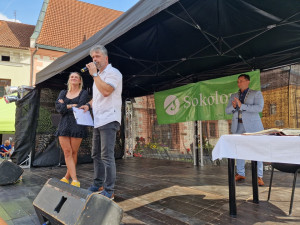 Wimbledonskou vítězku Vondroušovou přivítaly v rodném Sokolově stovky lidí