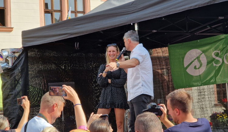 Wimbledonskou vítězku Vondroušovou přivítaly v rodném Sokolově stovky lidí.