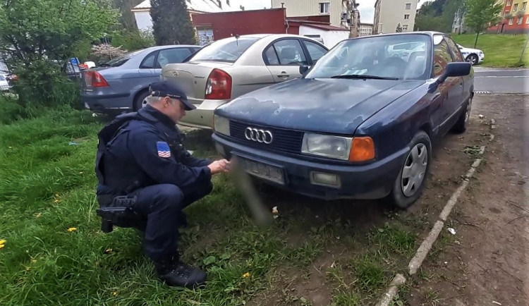 Celníci využívají účinný bič na notorické neplatiče. Zajistí jim registrační značku od auta, dokud neuhradí dluh