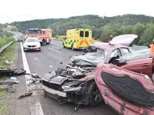 Hromadný střet pěti aut uzavřel dálnici D6 u Lokte, další vážná nehoda u obce Novina si vyžádala sedm zraněných