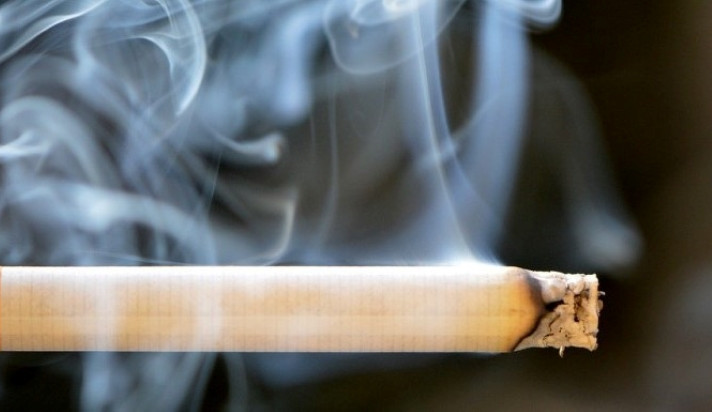 Prodejce odmítl neodbytnému zákazníkovi prodat kusové cigarety. Musel si na pomoc přivolat městskou policii