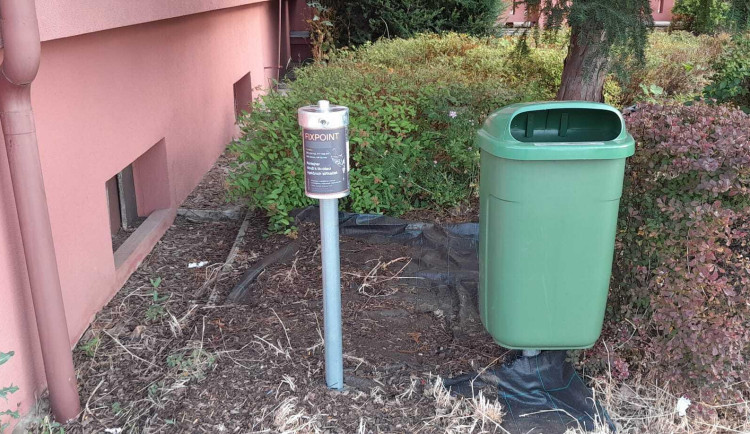 Před budovu městské policie nainstalovala ostrovská radnice kontejner na použité injekční stříkačky