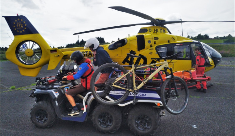 S transportem zraněného cizince pomáhala Horská služba k německému vrtulníku letecké záchranné služby